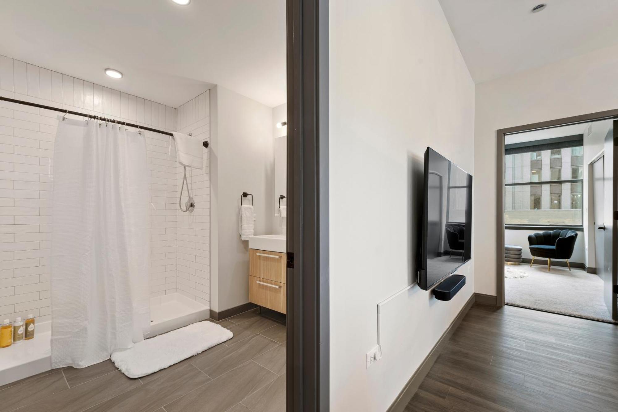 Experience Downtown Chicago At Millennium - Luxury Apartments In The Loop Exterior photo