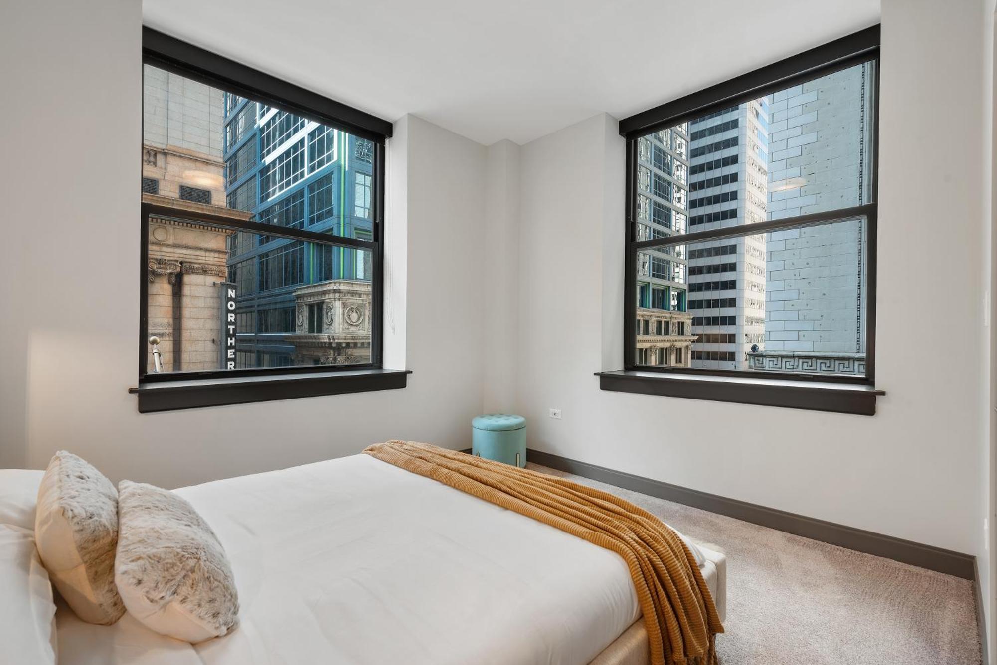 Experience Downtown Chicago At Millennium - Luxury Apartments In The Loop Exterior photo