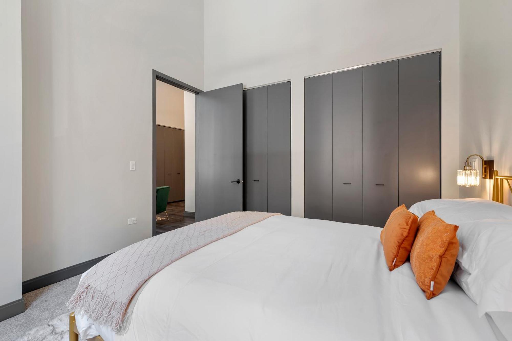 Experience Downtown Chicago At Millennium - Luxury Apartments In The Loop Exterior photo